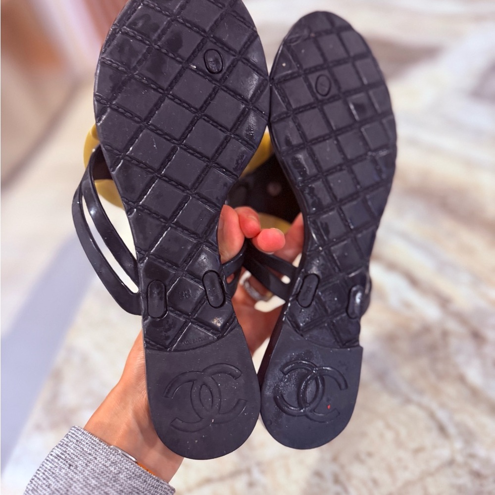 Lovely excellent condition Chanel Black and Cream Thong Sandals with flower - Picture 3 of 5